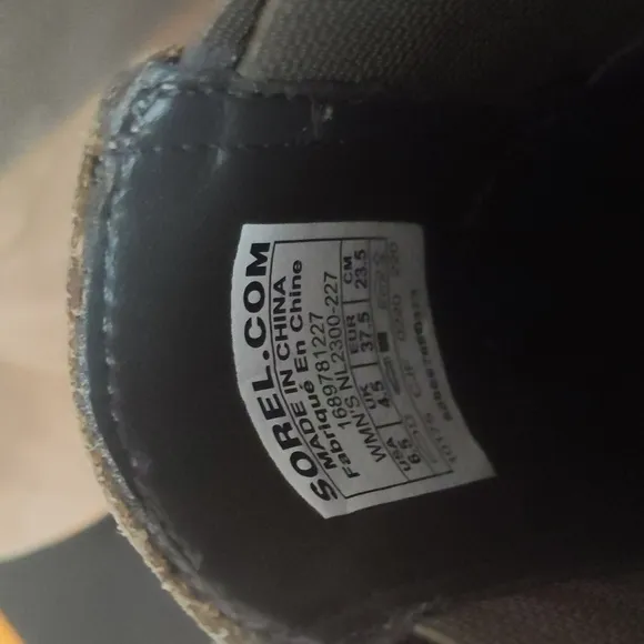 NWOT Sorel Addington Chelsea Boots