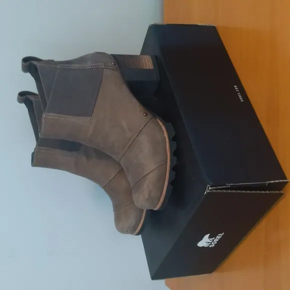 NWOT Sorel Addington Chelsea Boots