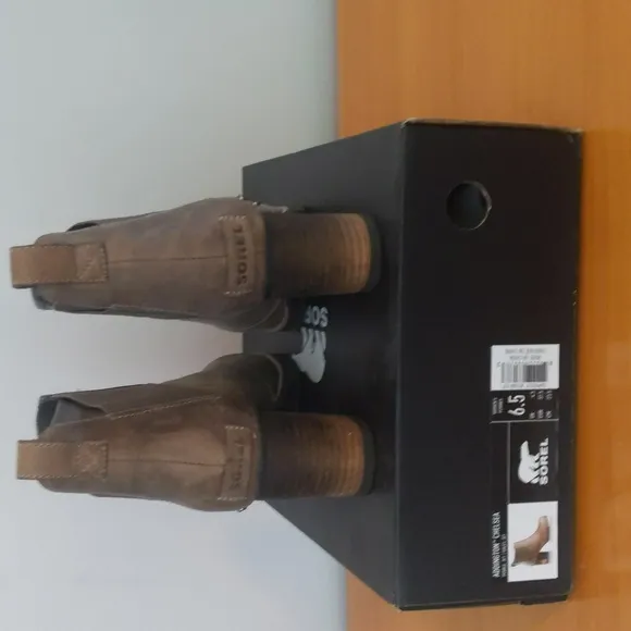 NWOT Sorel Addington Chelsea Boots