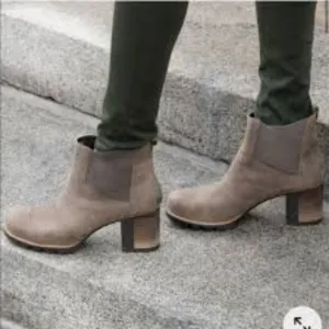 NWOT Sorel Addington Chelsea Boots