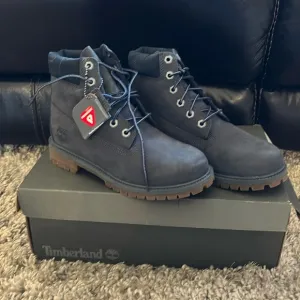 NWT 6in dark gray Timberland size 5 juniors