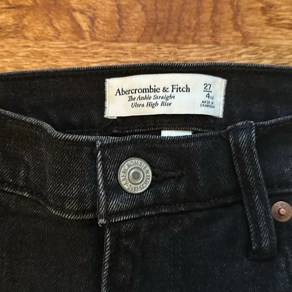 NWT Abercrombie Curve Love Ultra High Rise Ankle Straight Jean