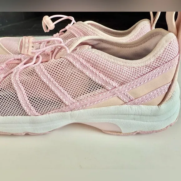 NWT Lands' End Women's Sneaker Water Shoes Ice Pink Athletic Mesh Outdoor Size 7