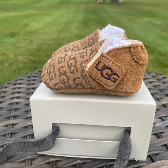 NWT/NIB UGG Logo Print Roos Crib Shoes in Chestnut (Size 0-6 &amp; 12-18 Months)