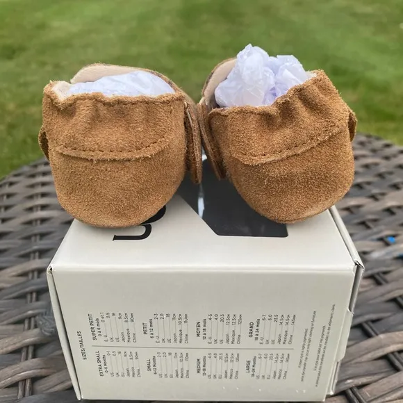 NWT/NIB UGG Logo Print Roos Crib Shoes in Chestnut (Size 0-6 &amp; 12-18 Months)
