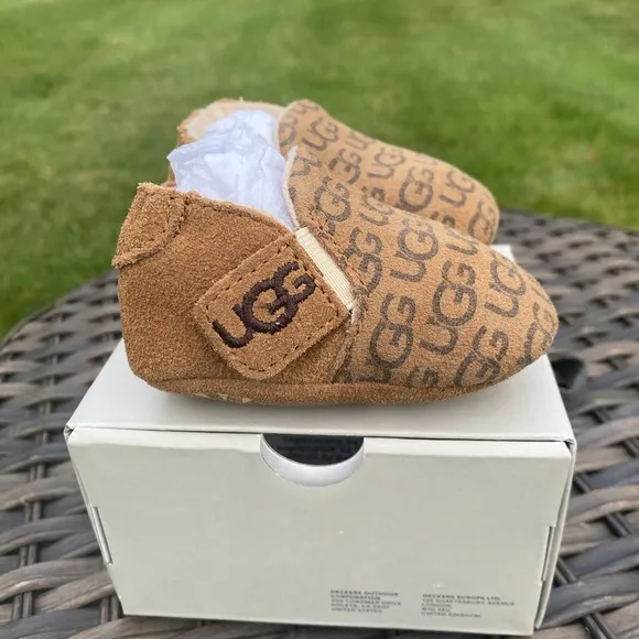 NWT/NIB UGG Logo Print Roos Crib Shoes in Chestnut (Size 0-6 &amp; 12-18 Months)