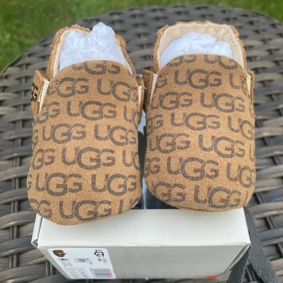 NWT/NIB UGG Logo Print Roos Crib Shoes in Chestnut (Size 0-6 &amp; 12-18 Months)