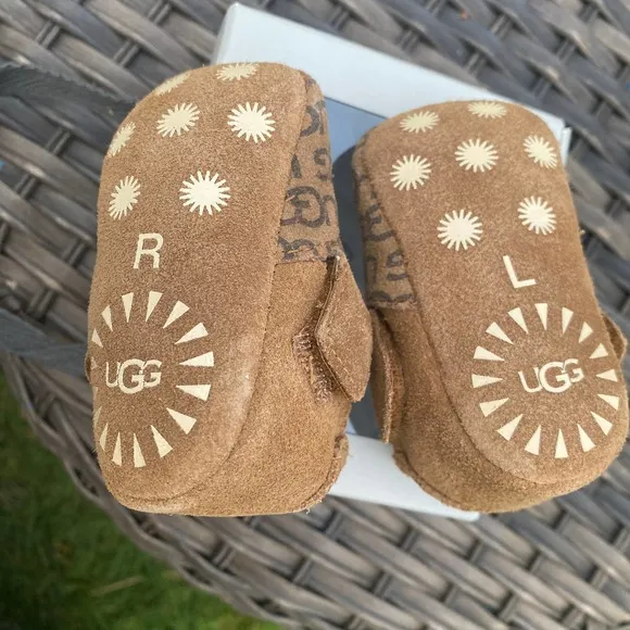 NWT/NIB UGG Logo Print Roos Crib Shoes in Chestnut (Size 0-6 &amp; 12-18 Months)