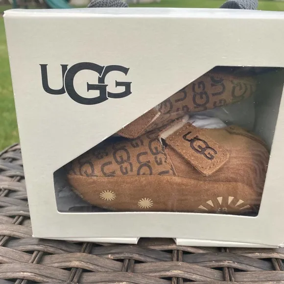 NWT/NIB UGG Logo Print Roos Crib Shoes in Chestnut (Size 0-6 &amp; 12-18 Months)