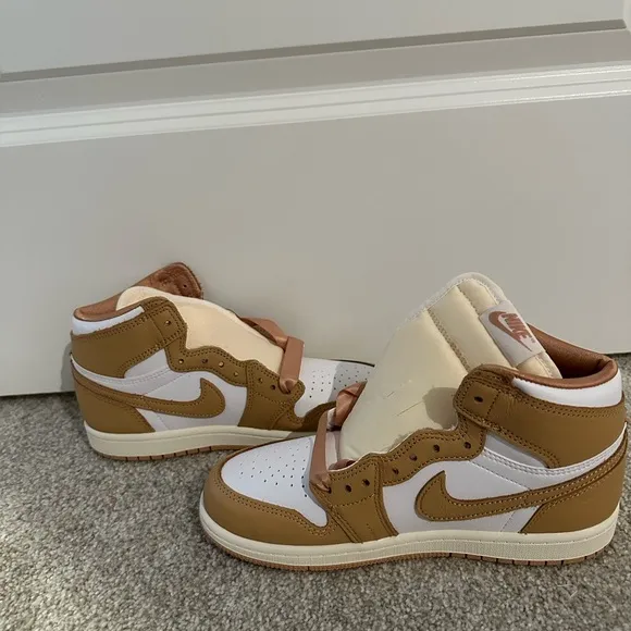 NWTS!!  Nike Jordan 1 Retro High OG Sneakers ROSE GOLD RIBBON LACES - Kid Size 3