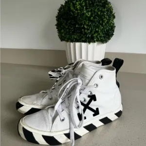 Off-White Mid Top size 42