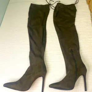 Oliya Green Stiletto 4 Inch Knee High Pointy Toe Boots Size 10