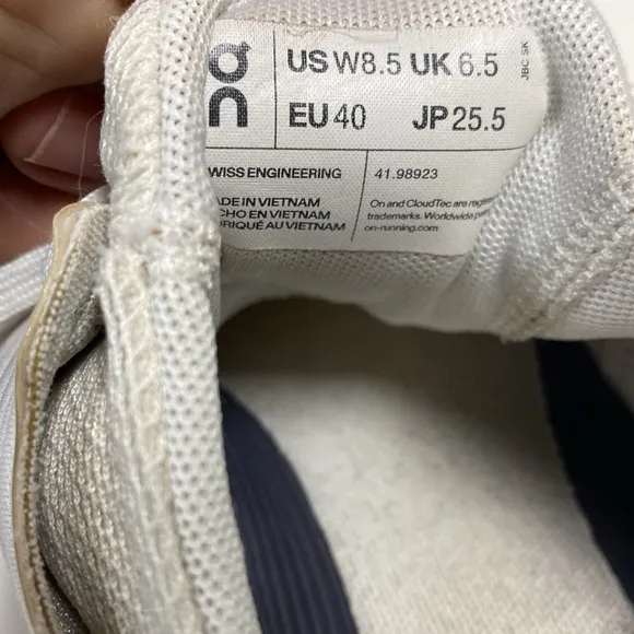 On Running/On Cloud, Women's White Athletic Shoes, Size W8.5,