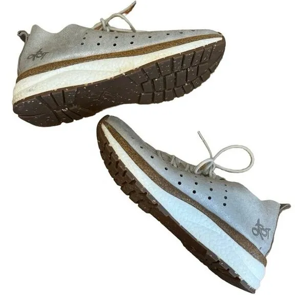 OTBT Women's Light Comfortable Alstead Walking Shoes 6.5 silver comfy