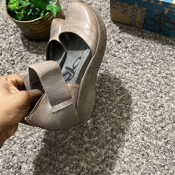 OTBT Womens Wander Out Leather Mary Jane Wedge Clogs Shoes 6.5 M Zinc Tan New