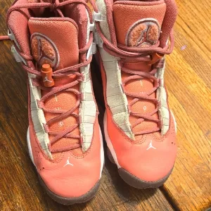 Pink and White High-Top Sneakers with Lace-Up Design jordan 6