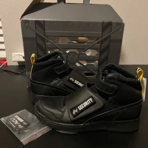 Reebok Stomper Jurassic Park Men size 9.5 Black Yellow