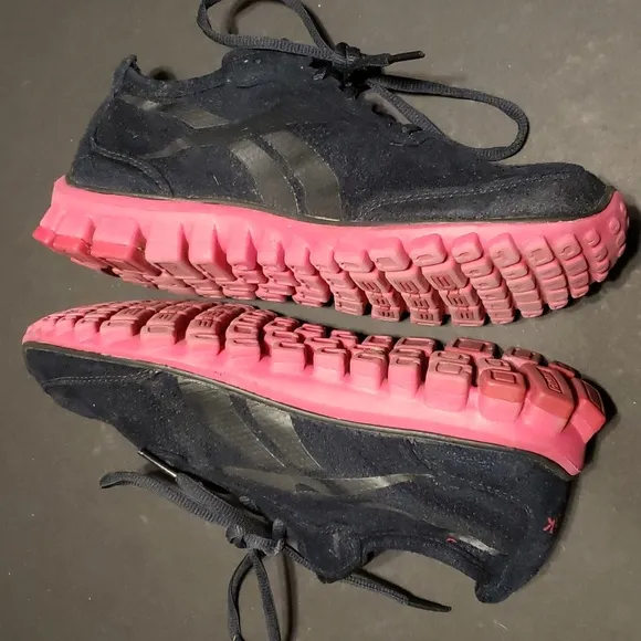 Reebok Sueded Black Hot Pink running walking shoes size 7 5 women