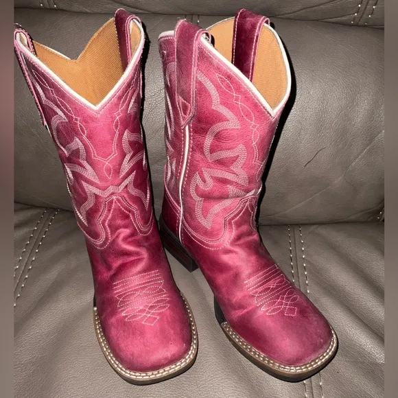 Roper girl’s mauve, embroidered cowboy boots, size 2