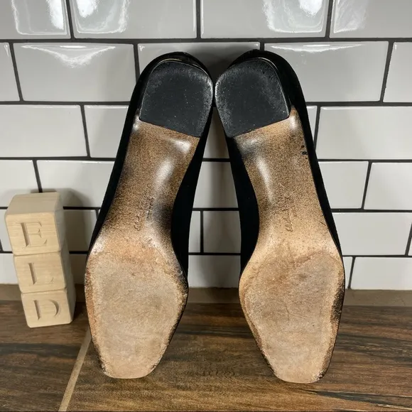 Salvatore Ferragamo Cinzia Pumps Black Shimmer Suede Womens Size 7.5 4A (AAAA)