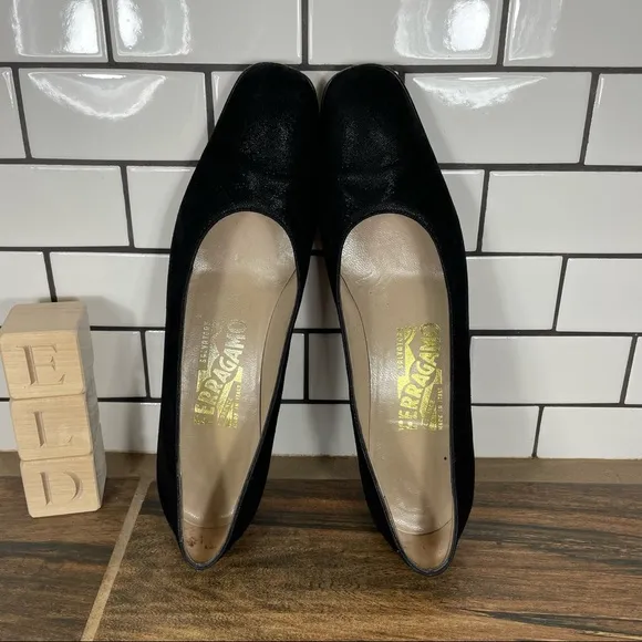 Salvatore Ferragamo Cinzia Pumps Black Shimmer Suede Womens Size 7.5 4A (AAAA)