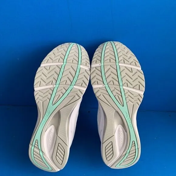 Saucony Omni S50204-1  Size 10 White Walking shoes brand new