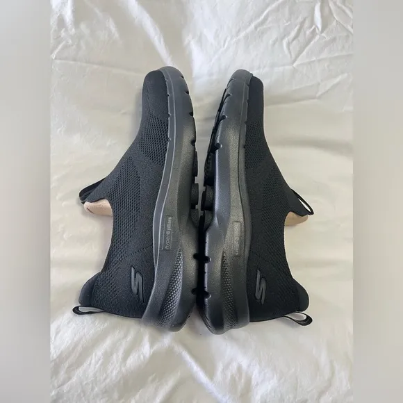Skechers | Men's SZ 9 | Go Walk Air Cooled Black Comfort Slip-On Shoes | New