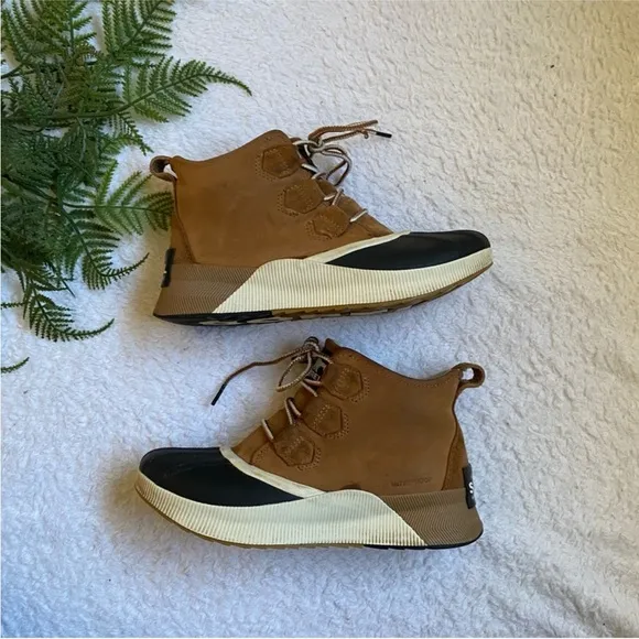 Sorel | Out N About Ill Classic Duck Boot in taffy/black