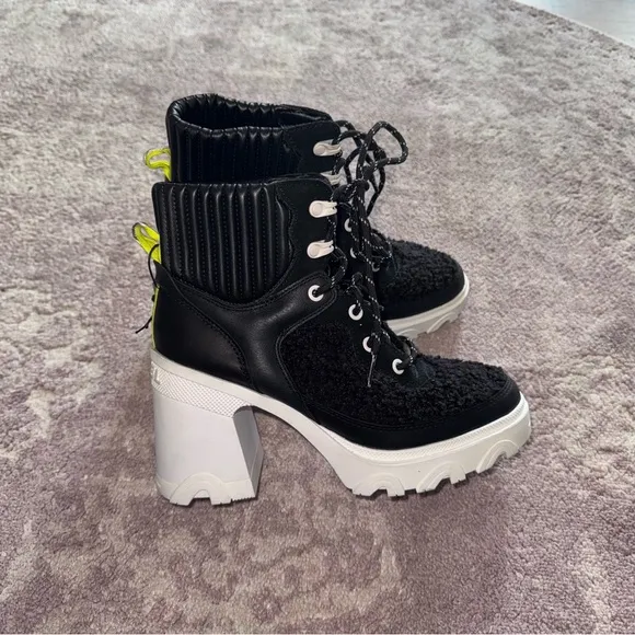 SOREL Women’s 7.5 Brex Heel Black and White Sherpa Cozy Lace Up Boots NEW