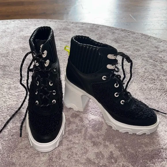 SOREL Women’s 7.5 Brex Heel Black and White Sherpa Cozy Lace Up Boots NEW