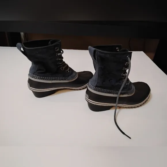 SOREL Women's Black Blue Boots Waterproof Hand Crafted Natural Rubber LaceUp 9.5