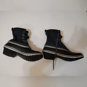 SOREL Women's Black Blue Boots Waterproof Hand Crafted Natural Rubber LaceUp 9.5