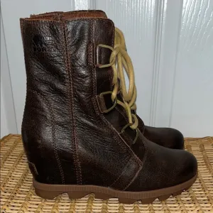SORRL Joan of Arctic Wedge 2 boots