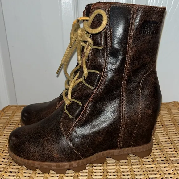 SORRL Joan of Arctic Wedge 2 boots
