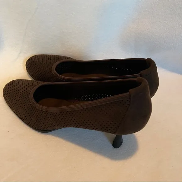 Stuart Weitzman Shoes Women 9 Brown Nicolette Pump Perforated Ultrasuede Heels