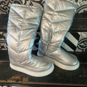 SUPER FUN silver “puffer” boots! See pic for all the details &amp; measurements👀