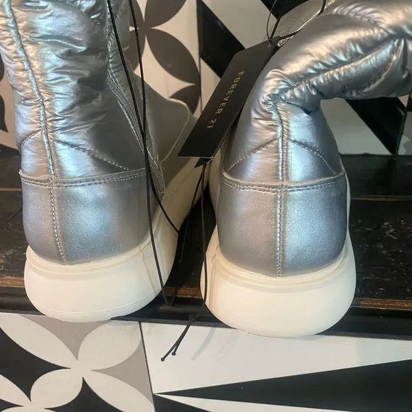 SUPER FUN silver “puffer” boots! See pic for all the details &amp; measurements👀