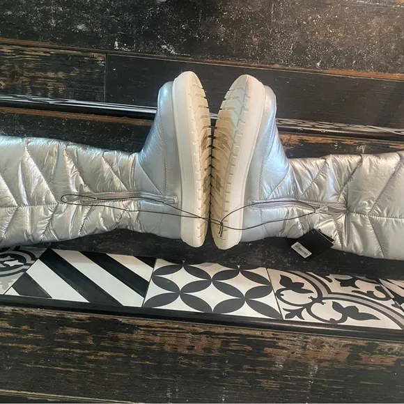SUPER FUN silver “puffer” boots! See pic for all the details &amp; measurements👀