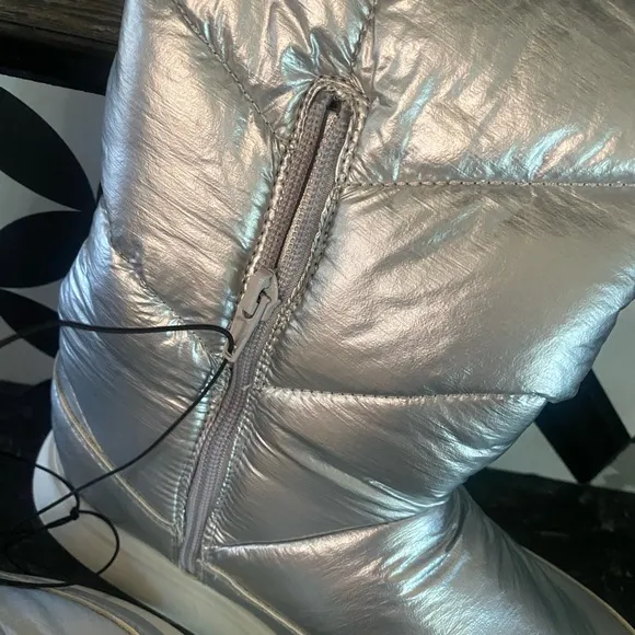 SUPER FUN silver “puffer” boots! See pic for all the details &amp; measurements👀