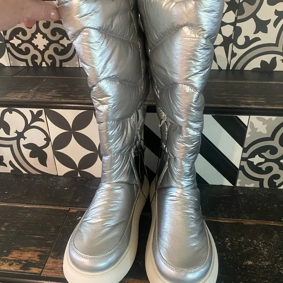 SUPER FUN silver “puffer” boots! See pic for all the details &amp; measurements👀