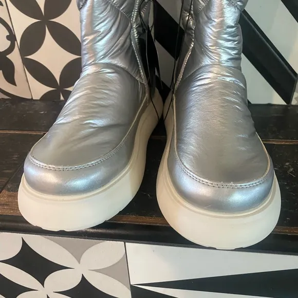 SUPER FUN silver “puffer” boots! See pic for all the details &amp; measurements👀