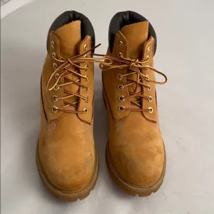 Timberland 6” Wheat Nubuck boots 7.5