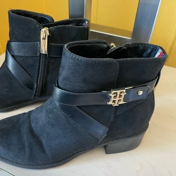 TOMMY HILFIGER Women’s Shoe Flat Ankle Booties Black Suede Gold Accents Size 6.5