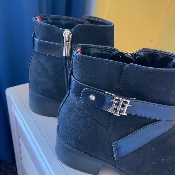 TOMMY HILFIGER Women’s Shoe Flat Ankle Booties Black Suede Gold Accents Size 6.5