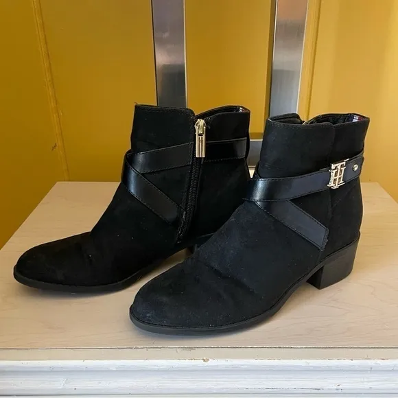 TOMMY HILFIGER Women’s Shoe Flat Ankle Booties Black Suede Gold Accents Size 6.5