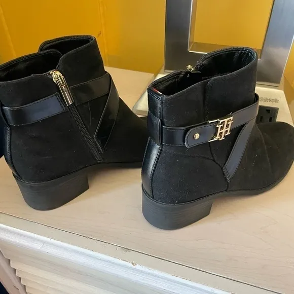 TOMMY HILFIGER Women’s Shoe Flat Ankle Booties Black Suede Gold Accents Size 6.5