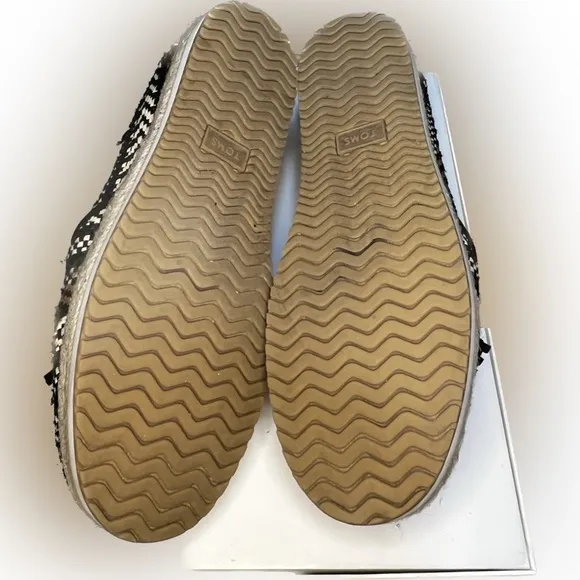 TOMS Black Geometric Woven Tassle Womens Shoes Size 9