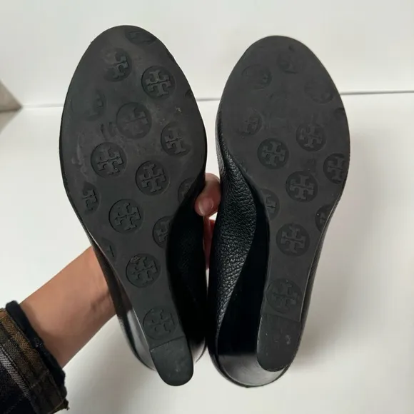 Tory Burch Sally Black Leather Silver Medallion Wedge Pumps Heels 8M women shoe