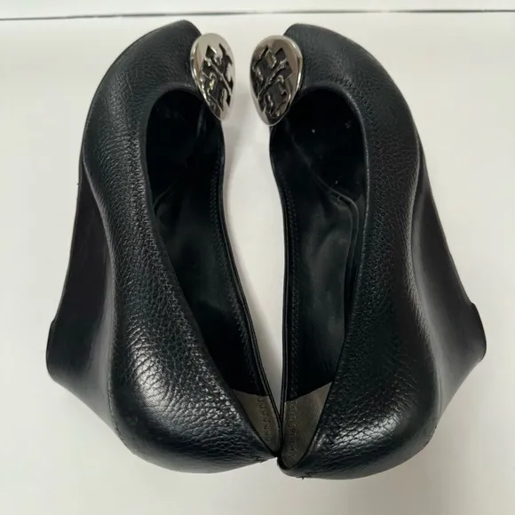 Tory Burch Sally Black Leather Silver Medallion Wedge Pumps Heels 8M women shoe