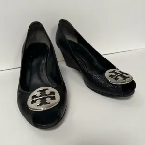 Tory Burch Sally Black Leather Silver Medallion Wedge Pumps Heels 8M women shoe